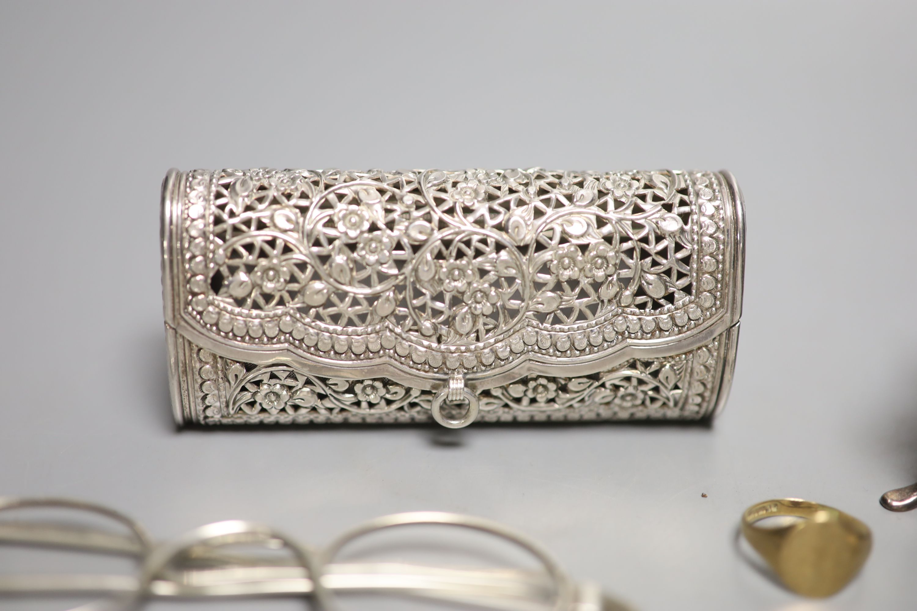 A silver trinket box with velvet-lined interior, an Anglo-Indian white metal coin purse and sundry items,